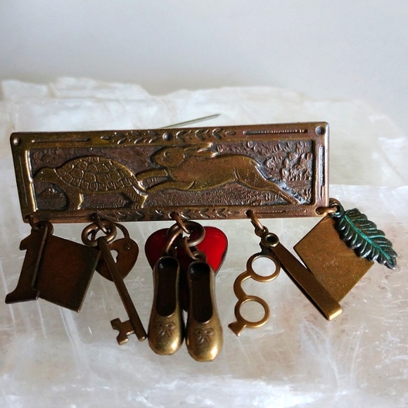 VINTAGE RARE PARVENUE PIN WITH CHARMS TORTOISE & HARE - Picture 3 of 5